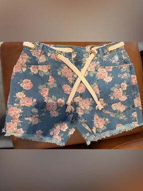 NWT! Sz XL BiBi Light Blue Denim Shorts with Pink Floral